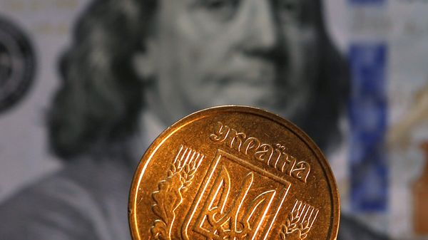 Денежные купюры и монеты США и Украины