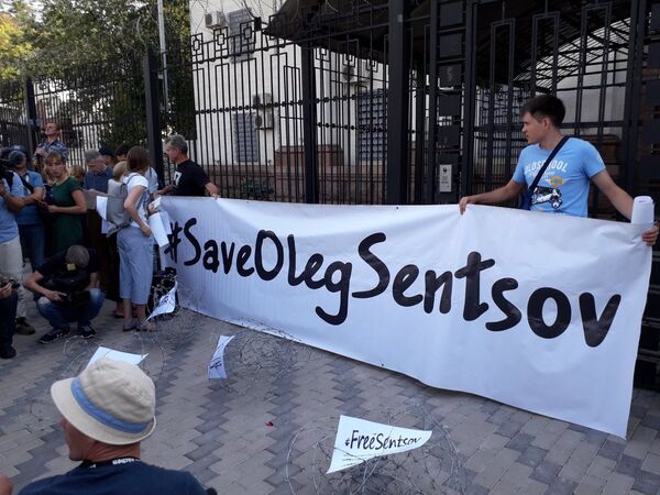 акция в поддержку Сенцова перед Посольством России в Киеве