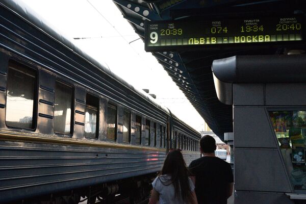 Поезд Львов - Москва на железнодорожном вокзале в Киеве
