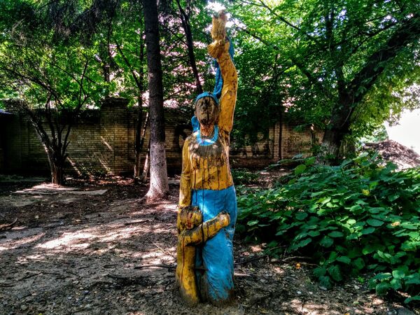 Киев дворы архитектура скульптура статуя женщина с ребенком