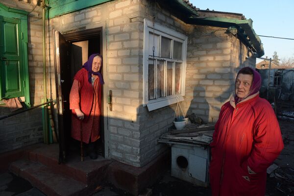 Местные жители у одного из домов в Дебальцево