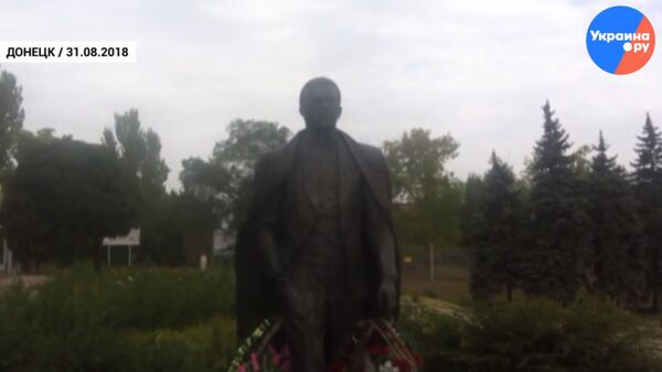 Донецк: памятник Кобзону утопает в цветах ВИДЕО