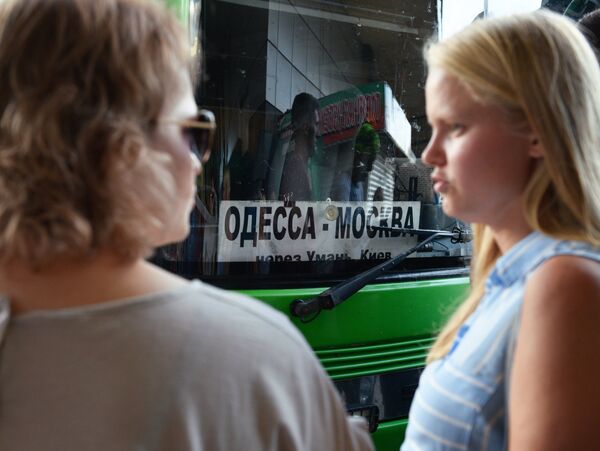 Автобус, следующий по маршруту Одесса - Москва на автовокзале в Киеве