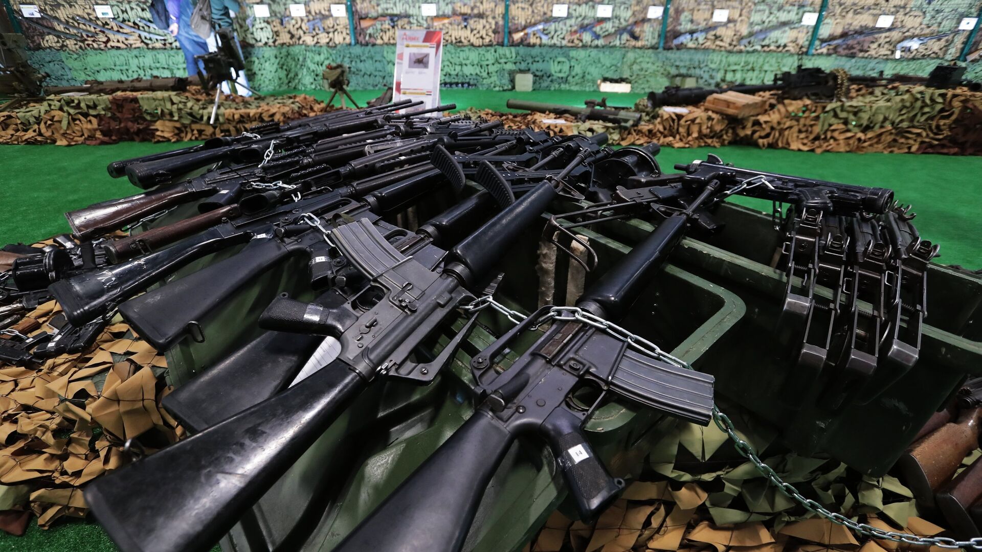 Стрелковое оружие, представленное на выставке оружия, захваченного у боевиков в Сирии, в рамках IV Международного военно-технического форума «Армия-2018» в Кубинк - РИА Новости, 1920, 14.08.2023