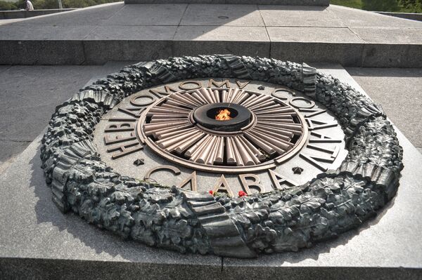 Памятник Вечной Славы на могиле Неизвестного солдата. Вечный огонь