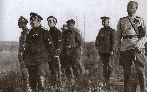 Командующий Добровольческой армией генерал-лейтенант В. З. Май-Маевский (второй слева) и начальник 1-й пехотной дивизии генерал-майор Н. С. Тимановский (второй справа) в ходе боя за станцию Лиски