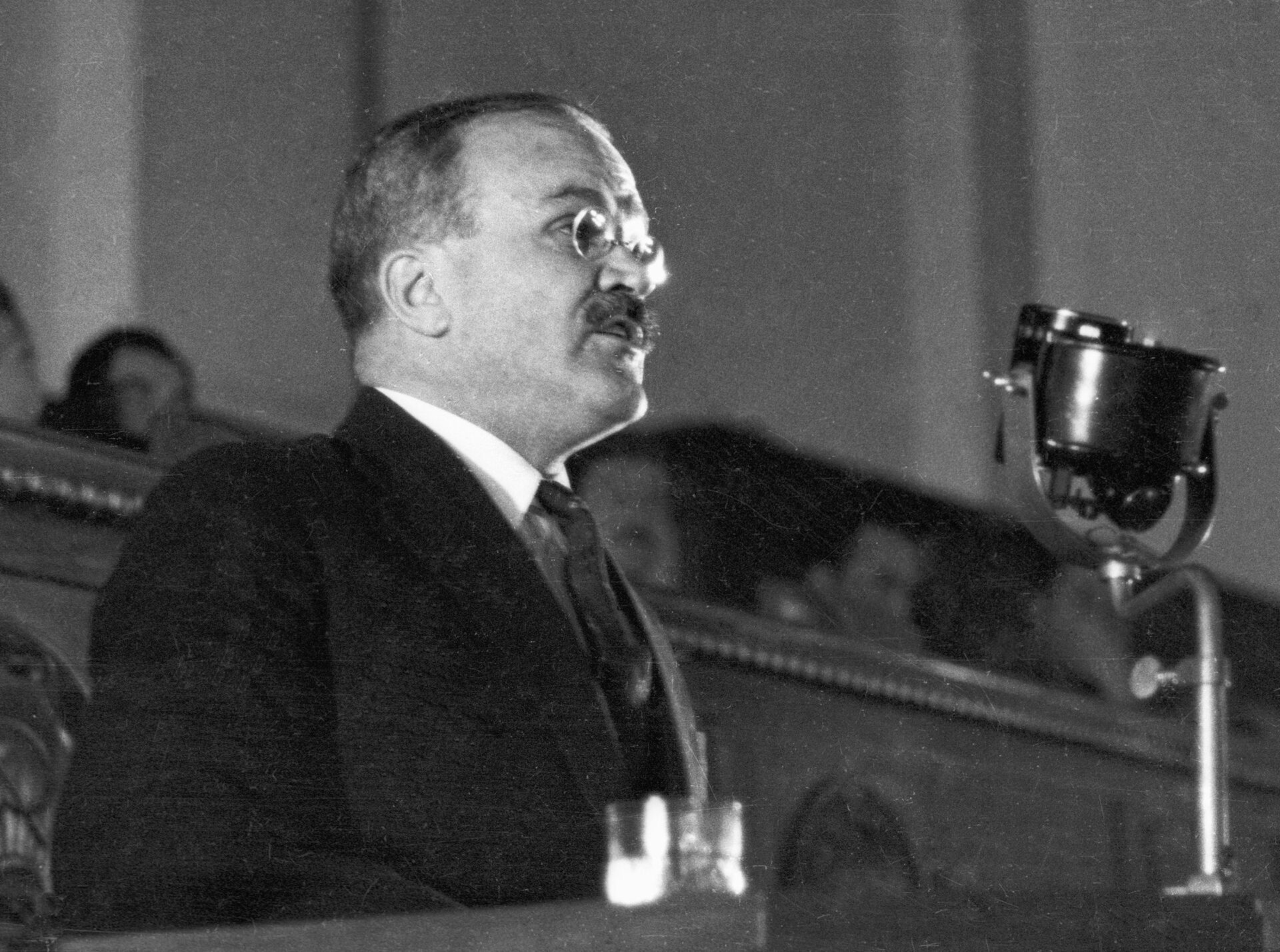 Председатель Совнаркома СССР Вячеслав Михайлович Молотов выступает на VIII Чрезвычайном съезде Советов. Председатель Совнаркома СССР Вячеслав Михайлович Молотов выступает на VIII Чрезвычайном съезде Советов. - РИА Новости, 1920, 27.11.2025