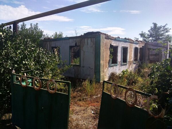 развалины обстрел ворота разрушенный дом