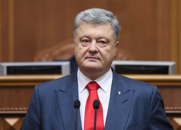 Президент Украины Петр Порошенко выступает на заседании Верховной рады Украины