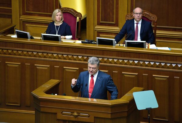 Президент Украины Петр Порошенко (на первом плане) выступает на заседании Верховной рады Украины