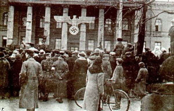 Киев 1941 год. Красный корпус Университета Шевченко.