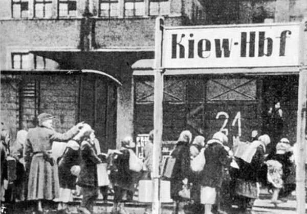 Киев Отправка киевлян на работу в Германию, конец 1941 или начало 1942 года.
