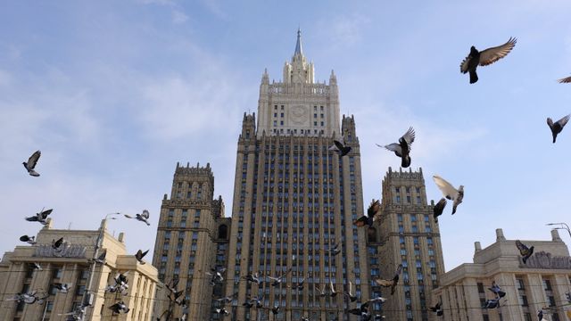 © РИА Новости . Наталья Селиверстова МИД РФ обещает удары по ВПК и центрам принятия решений в Киеве — дипломатам велели бежать. Итоги 25 мая