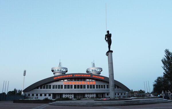 Региональный спортивный комплекс Олимпийский и памятник Сергею Бубке в Донецке