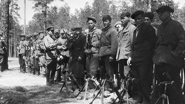 Белорусские партизаны перед боевой операцией.