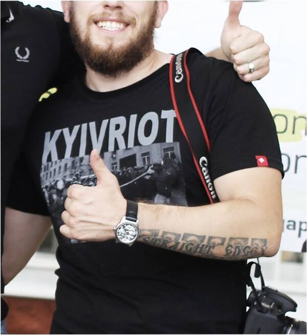 футболка с надписью KyivRiot («Бунт в Киеве»)