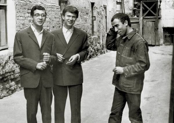 Слева направо: Юрий Милославский, Эдуард Лимонов, Вагрич Бахчанян. Харьков, 1966 год Слева направо: Юрий Милославский, Эдуард Лимонов, Вагрич Бахчанян. Харьков, 1966 год