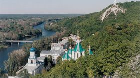 Северский Донец, православная Свято-Успенская Святогорская лавра, cтатуя Артёма на меловой горе, Святогорск, Донецкая область Северский Донец, православная Свято-Успенская Святогорская лавра, cтатуя Артёма на меловой горе, Святогорск, Донецкая область