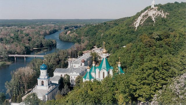 © commons.wikimedia.org / commons.wikimedia.org / Северский Донец, православная Свято-Успенская Святогорская лавра, cтатуя Артёма на меловой горе, Святогорск, Донецкая область Ритуальное нападение оккультистов и неоязычников: что на самом деле произошло в Святогорской лавре