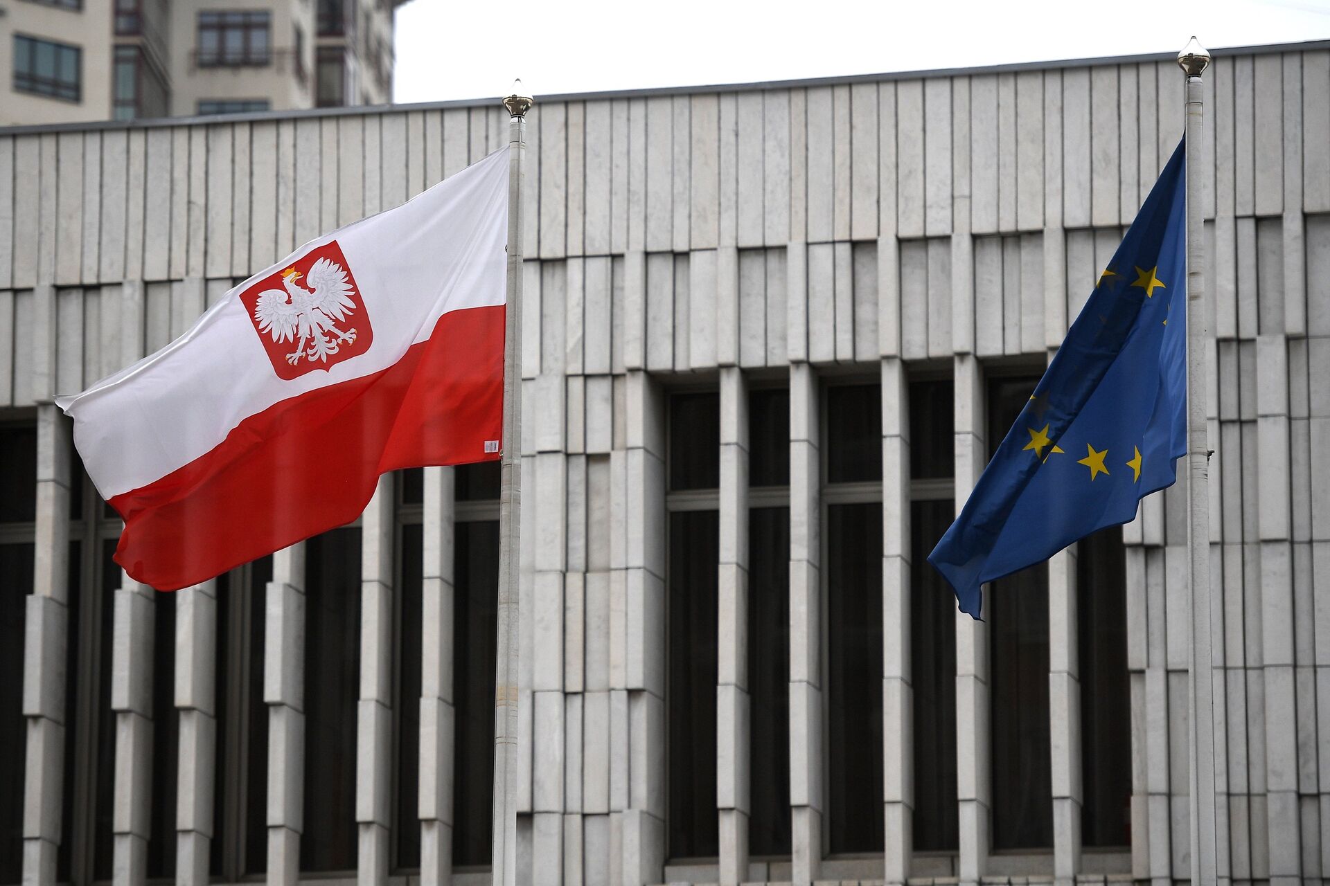 Флаг Польши и Евросоюза на территории посольства Польши в Москве - РИА Новости, 1920, 14.12.2018