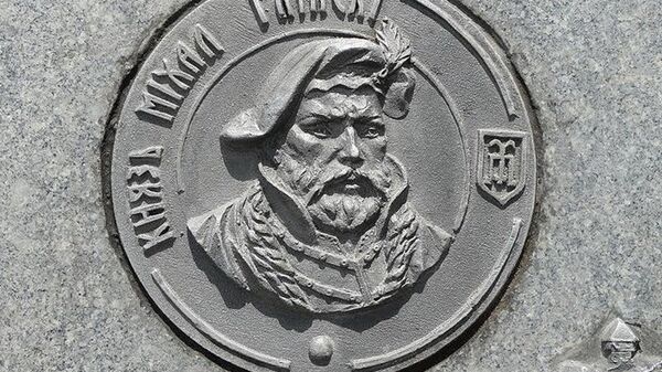 Изображение Михаила Глинского на памятном камне на месте Клецкой битвы