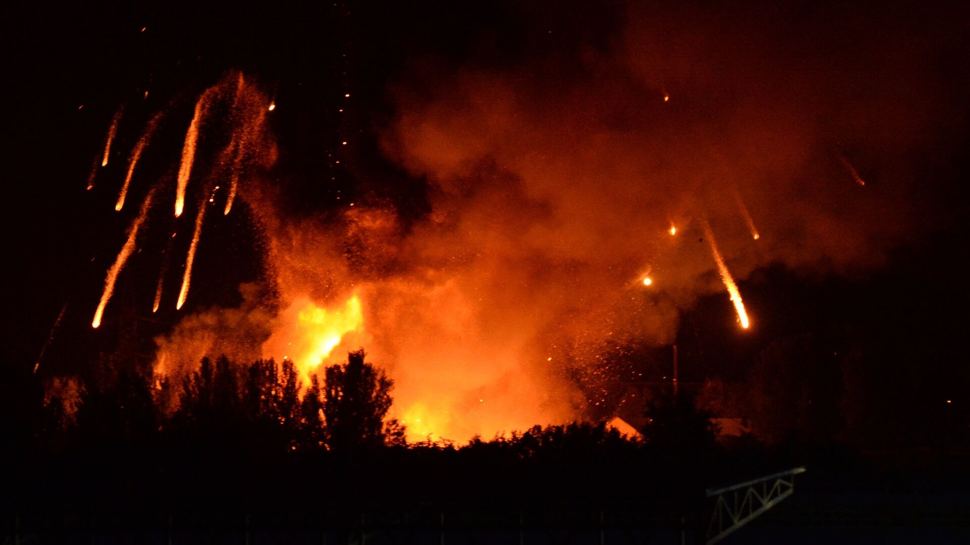 Пожар на территории военной части в Донецке - РИА Новости, 1920, 17.07.2022
