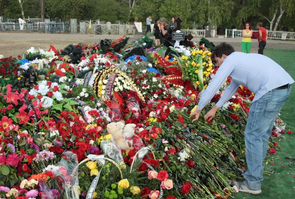 Могила главы ДНР Александра Захарченко на кладбище Донецкое море в Донецке