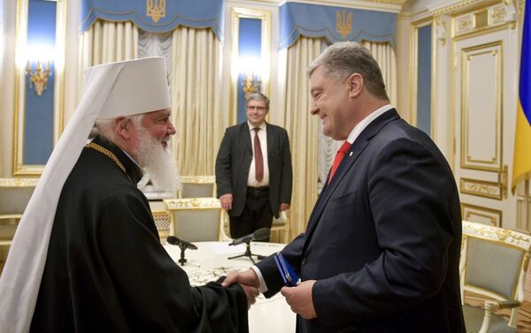 президент Украины Петр Порошенко и митрополит УАПЦ Макарий