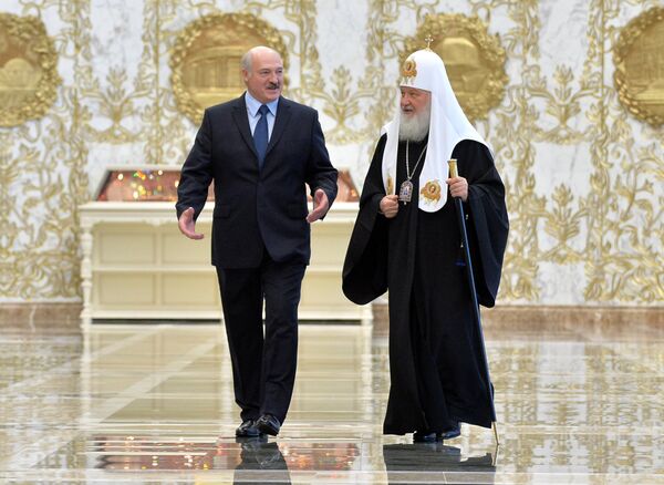 Президент Белоруссии Александр Лукашенко (слева) и патриарх Московский и всея Руси Кирилл во время встречи в Минске