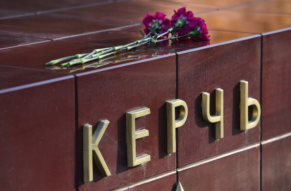 Цветы в память о погибших при взрыве в колледже в Керчи