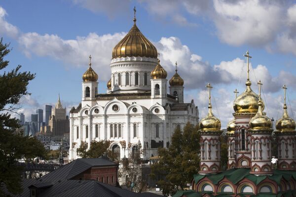 Храм Христа Спасителя (в центре) и храм Николая Чудотворца на Берсеневке в Москве
