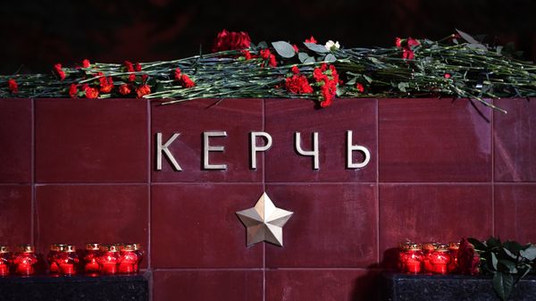 Цветы в память о погибших при нападении на колледж в Керчи Цветы в память о погибших при нападении на колледж в Керчи
