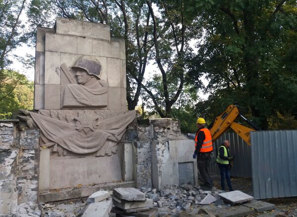 Памятник Благодарности Красной армии начали сносить в Варшаве