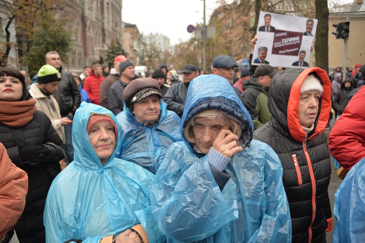 Пенсионер беженец. Митинг. Протестующий на митинге. Трудовая миграция.