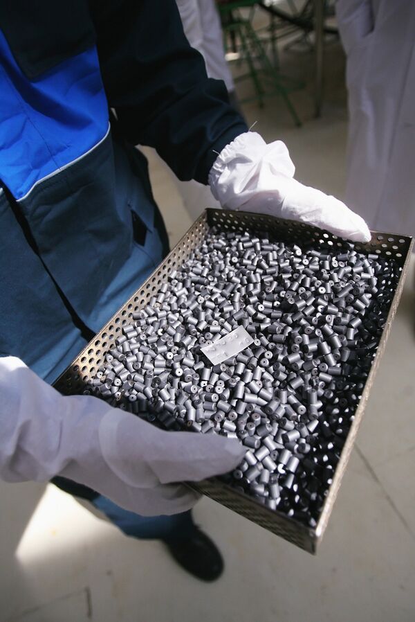 Контейнер с таблетками диоксида урана, готовыми к снаряжению в тепловыделяющие элементы (ТВЭЛ)