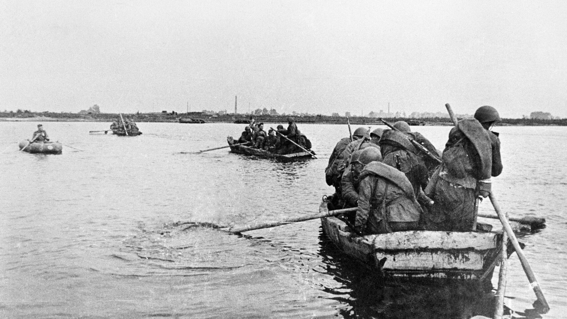 Советские войска форсируют Днепр во время Великой отечественной войны - РИА Новости, 1920, 25.10.2018