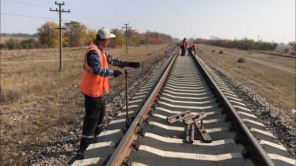 Строительство железной дороги рабочий Железная дорога Крым рельсы шпалы