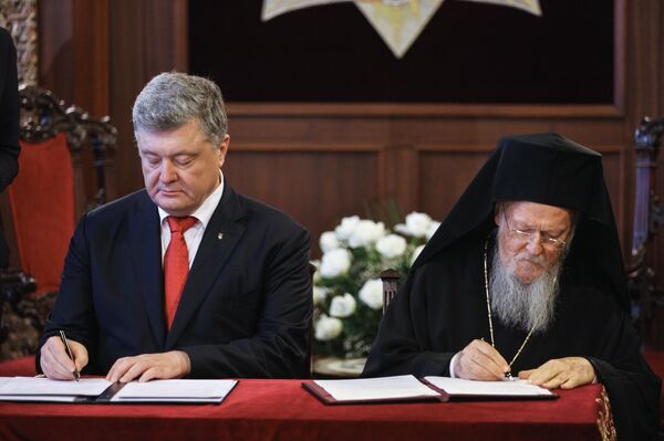 П. Порошенко и патриарх Варфоломей подписали договор о сотрудничестве между Украиной и Константинопольским патриархатом