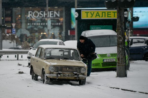 Киев снег жители улица вид рошен туалет автомобиль