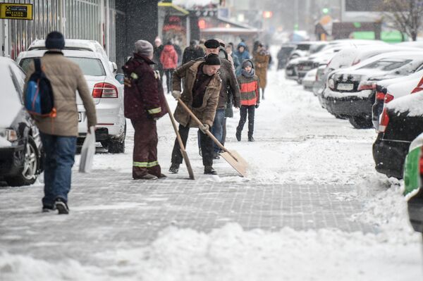 Киев снег улица вид  дворник