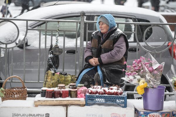 Киев снег улица вид  жители продажа пенсионер продукты