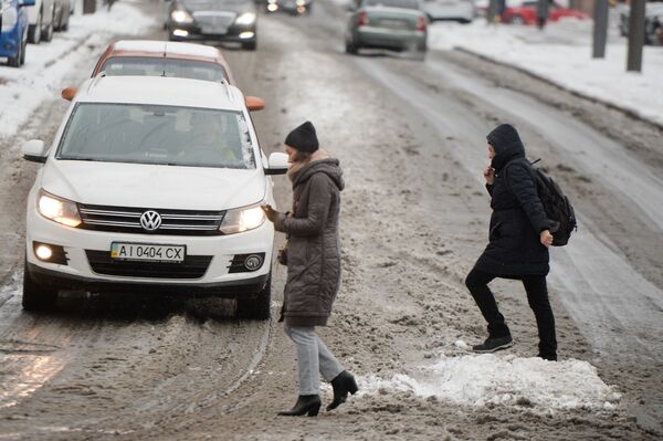 Киев снег улица вид  жители автомобиль
