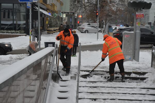 Киев снег улица вид  жители автомобиль дворник переход