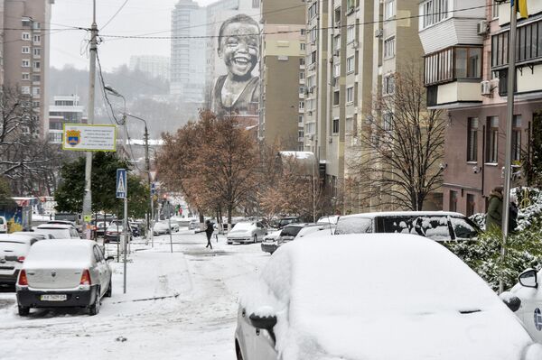 Киев снег улица вид  жители автомобиль