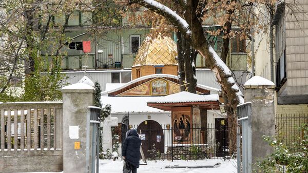 Киев снег улица вид  жители храм