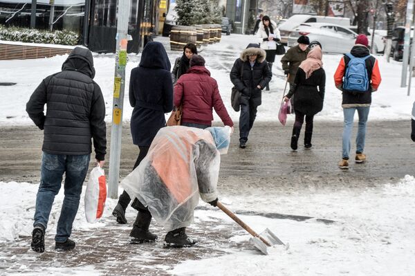 Киев снег улица вид  жители дворник