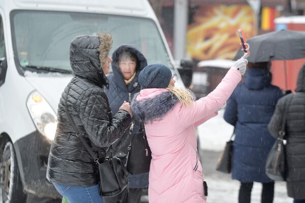 Киев снег улица вид  жители мобильник