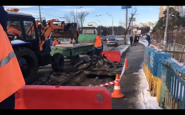 В Киеве провалился мост авария ремонт