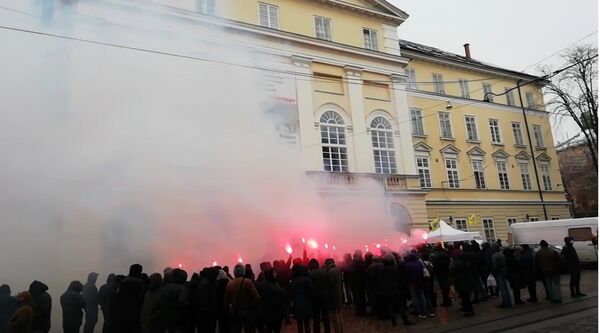 Во Львове участники «АТО» пикетируют здание горсовета