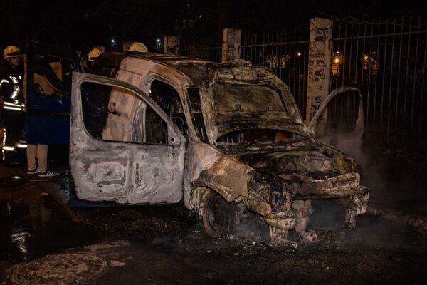 В Киеве загорелся и сгорел дотла автомобиль Citroen Berlingo, переоборудованный под автокофейню